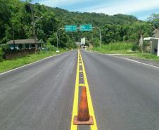 Serviços de conservação do pavimento na PR-412, em Matinhos.