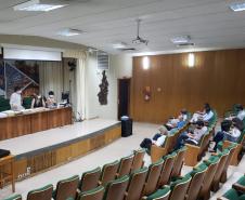 Sessão de abertura de envelopes de propostas no auditório do DER/PR