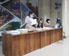 Sessão de abertura de envelopes de propostas no auditório do DER/PR