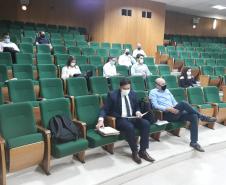 Sessão de abertura de envelopes de propostas no auditório do DER/PR