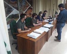 Abertura de envelopes no auditório do DER/PR