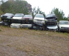 Sucatas depositadas na Pedreira do Atuba