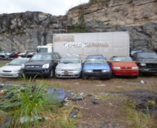 Sucatas depositadas na Pedreira do Atuba