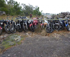 Sucatas depositadas na Pedreira do Atuba