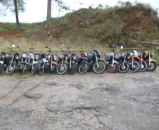 Sucatas depositadas na Pedreira do Atuba