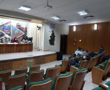 Sessão de abertura de envelopes no auditório do DER