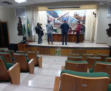 Sessão de abertura de envelopes no auditório do DER