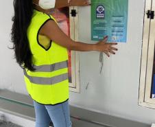 Equipe do DER afixa cartazes da Ouvidoria no ferry boat