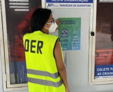 Equipe do DER afixa cartazes da Ouvidoria no ferry boat