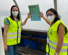 Equipe do DER afixa cartazes da Ouvidoria no ferry boat