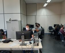 Técnicos do DER utilizando computadores