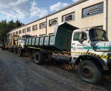 Veículos e equipamentos para doação em pátio de regional do DER