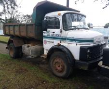 Veículos e equipamentos para doação em pátio de regional do DER