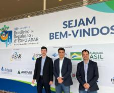 Diretor-geral do DER/PR Fernando Furiatti (centro), o diretor de Operações Alexandre Fernandes (direita), e o coordenador de concessões e pedágios rodoviários, Guilherme Luiz Conte (esquerda)
