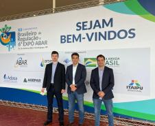 Diretor-geral do DER/PR Fernando Furiatti (centro), o diretor de Operações Alexandre Fernandes (direita), e o coordenador de concessões e pedágios rodoviários, Guilherme Luiz Conte (esquerda)