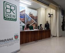 Sessão de abertura de envelopes no auditório do DER/PR