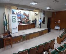 Sessão de abertura de envelopes no auditório do DER/PR