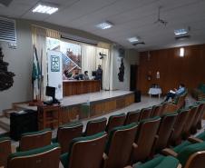 Sessão de abertura de envelopes no auditório do DER/PR