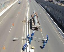 Obra inclui 39 novos conjuntos de postes de 15 metros de altura, substituição de postes danificados e instalação de novos equipamentos em trecho de mais de 14 quilômetros. Na foto, serviços executados em março.