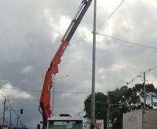 Obra inclui 39 novos conjuntos de postes de 15 metros de altura, substituição de postes danificados e instalação de novos equipamentos em trecho de mais de 14 quilômetros. Na foto, serviços executados em março.