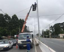 Obra inclui 39 novos conjuntos de postes de 15 metros de altura, substituição de postes danificados e instalação de novos equipamentos em trecho de mais de 14 quilômetros. Na foto, serviços executados em março.