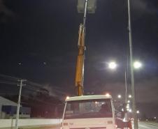 Obra inclui 39 novos conjuntos de postes de 15 metros de altura, substituição de postes danificados e instalação de novos equipamentos em trecho de mais de 14 quilômetros. Na foto, serviços executados em março.