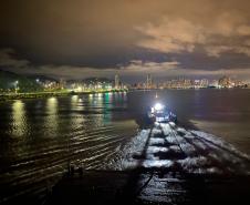 Ferry boat em deslocamento pelo Oceano Atlântico até Navegantes/SC