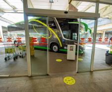 Ônibus em terminal de Curitiba