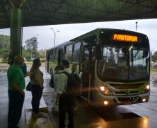 Ônibus em terminal