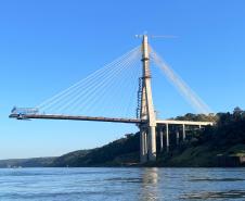 Ponte na margem paraguaia