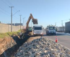 Serviços de implantação de dispositivos de drenagem e de escavação para execução dos muros de arrimo da estrutura do novo viaduto de São José dos Pinhais.