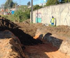 Serviços de implantação de dispositivos de drenagem e de escavação para execução dos muros de arrimo da estrutura do novo viaduto de São José dos Pinhais.