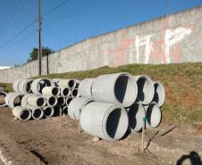 Serviços de implantação de dispositivos de drenagem e de escavação para execução dos muros de arrimo da estrutura do novo viaduto de São José dos Pinhais.