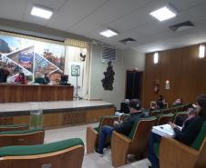 Sessão de abertura de envelopes no auditório do DER/PR