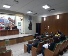 Sessão de abertura de envelopes no auditório do DER/PR