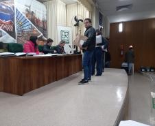 Sessão de abertura de envelopes no auditório do DER/PR