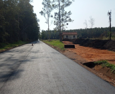 Estoque de material fresado próximo à rodovia