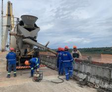 Concretagem das barreiras new jersey na ponte