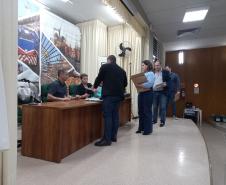 Sessão de abertura de envelopes no auditório do DER/PR