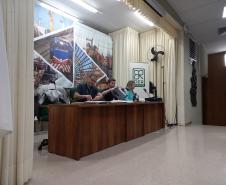 Sessão de abertura de envelopes no auditório do DER/PR
