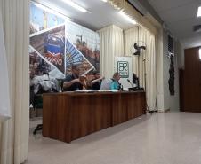 Sessão de abertura de envelopes no auditório do DER/PR