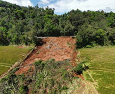 PR-182 em Salgado Filho, após deslizamento