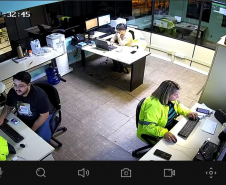 Equipe de atendimento ocupando antiga praça de pedágio na PR-151