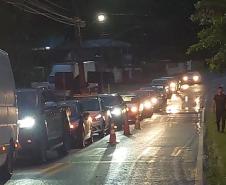 Fila de carros e caminhões no ferry boat de Guaratuba