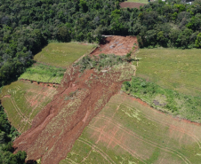 PR-182, em Salgado Filho, após deslizamento
