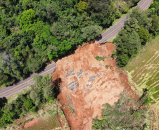 PR-182, em Salgado Filho, após deslizamento