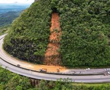 Deslizamento de terra na BR-277 Litoral