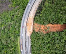 Deslizamento de terra na BR-277 Litoral