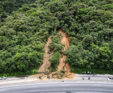 Deslizamento de terra na BR-277 Litoral