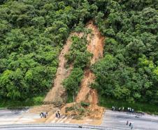 Deslizamento de terra na BR-277 Litoral